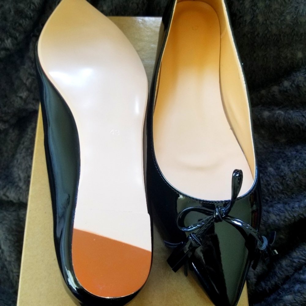 Black Patent Leather Pointed Toe Flats with a Bow